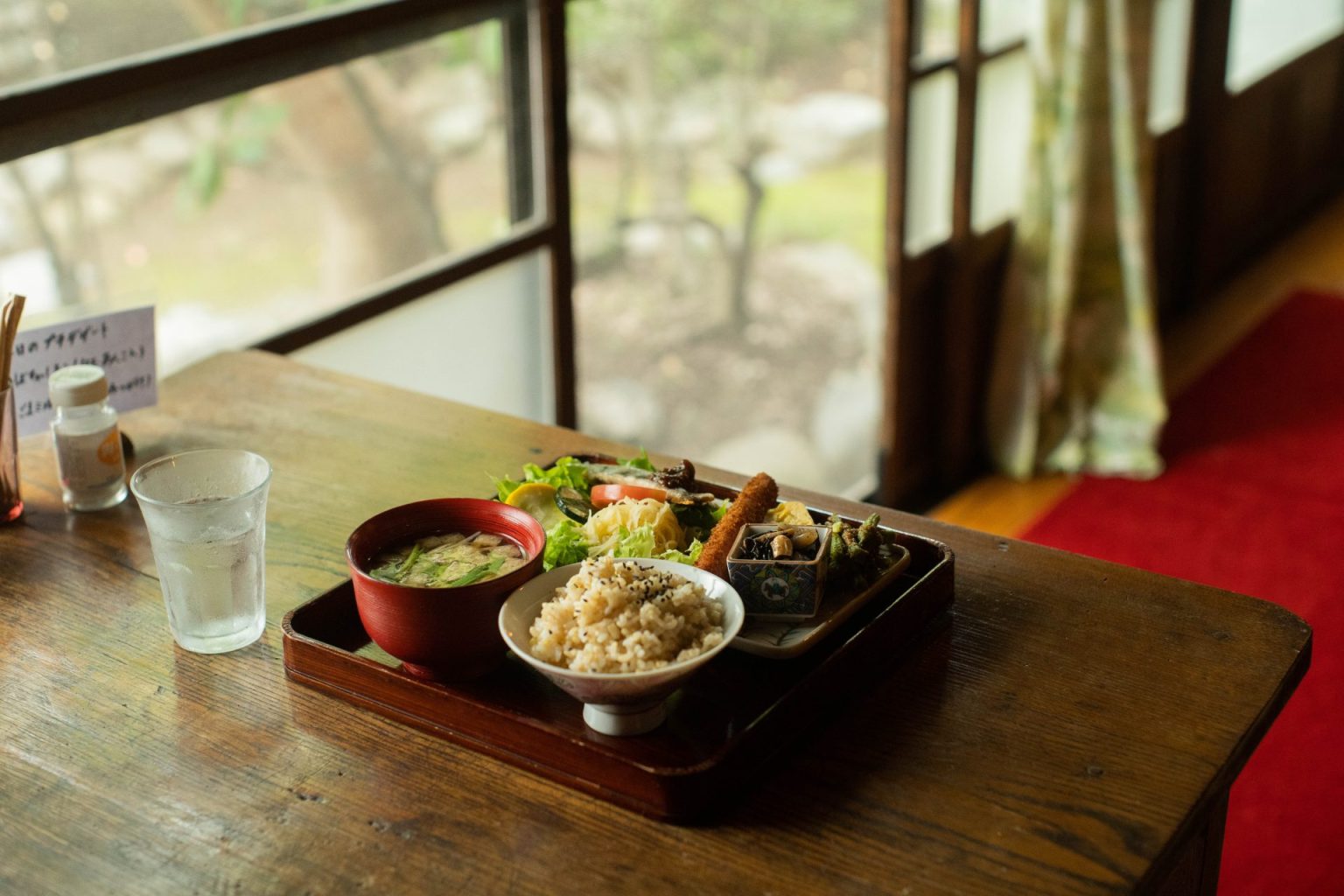 昭和の面影残る古民家カフェ「Omoya」で、野菜たっぷりなランチをいただく。