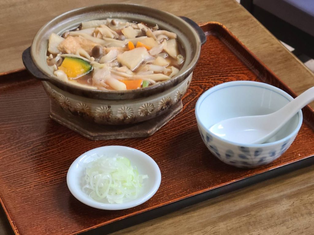 暖簾をくぐった先に待っていたのは、旨みが詰まった「煮ぼうとう」とあの頃の空気だった【立花】