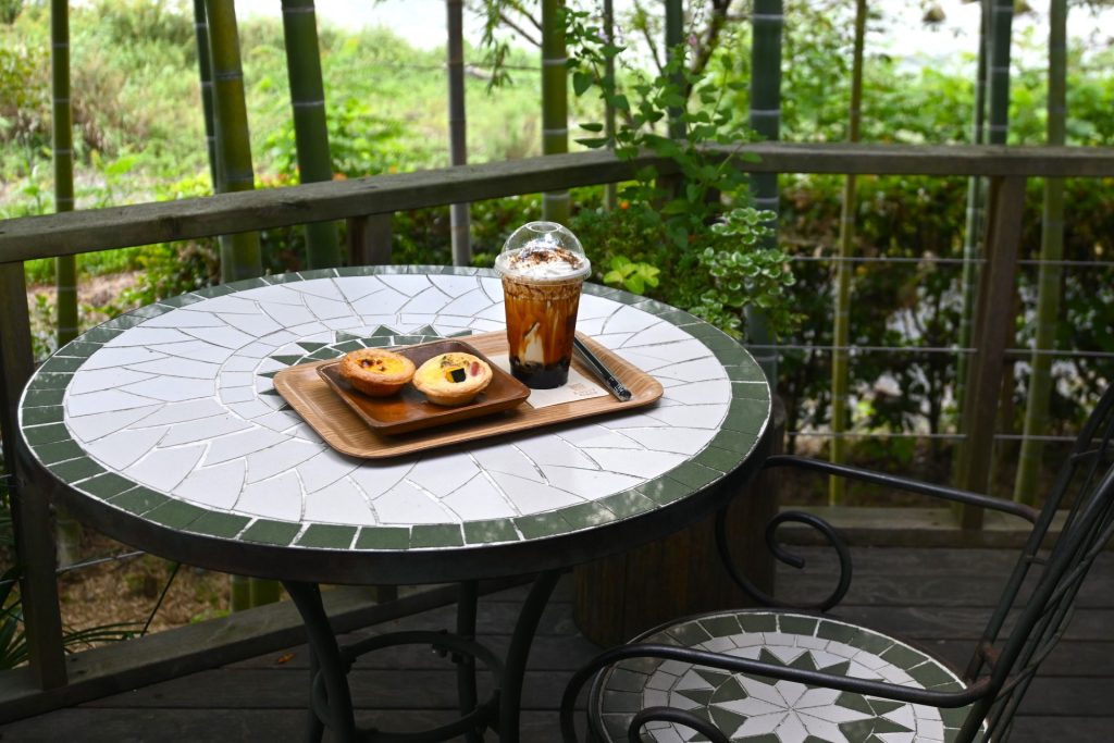 レイヤーカフェで小麦と黒糖にこだわったカフェスイーツと竹林越しの深谷の絶景を楽しむ