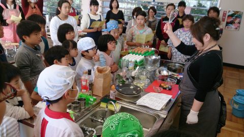 本郷小学校たまご料理教室風景