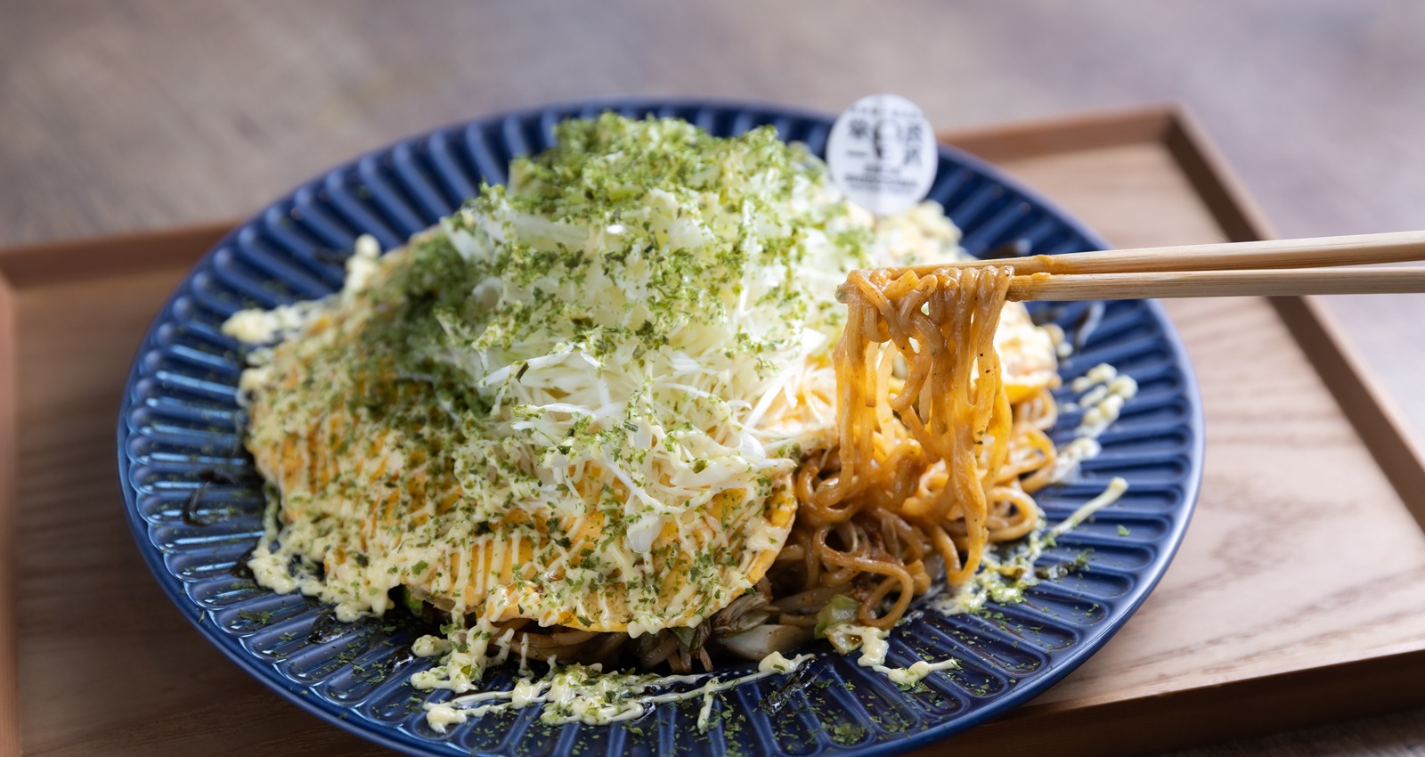 「カフェ花見」で深谷の名物グルメ・カレー焼きそば＆ふっかちゃんラテを味わう